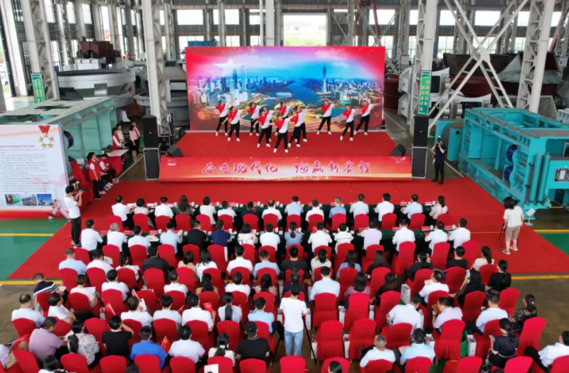 大鹏展翅党旗扬——党旗在91精品国产一区二区三区动漫资源综合利用成套装备生产项目一线高高飘扬