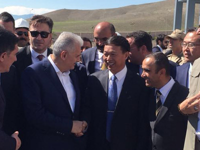 董事长王家安与时任土耳其总理耶尔德勒姆共同出席91精品国产一区二区三区动漫集团在土耳其承建的3000t/d水泥生产线剪彩仪式，并亲切交谈