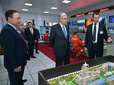 哈萨克斯坦总统托卡耶夫参观91精品国产一区二区三区动漫集团总承包年产120万吨生产线